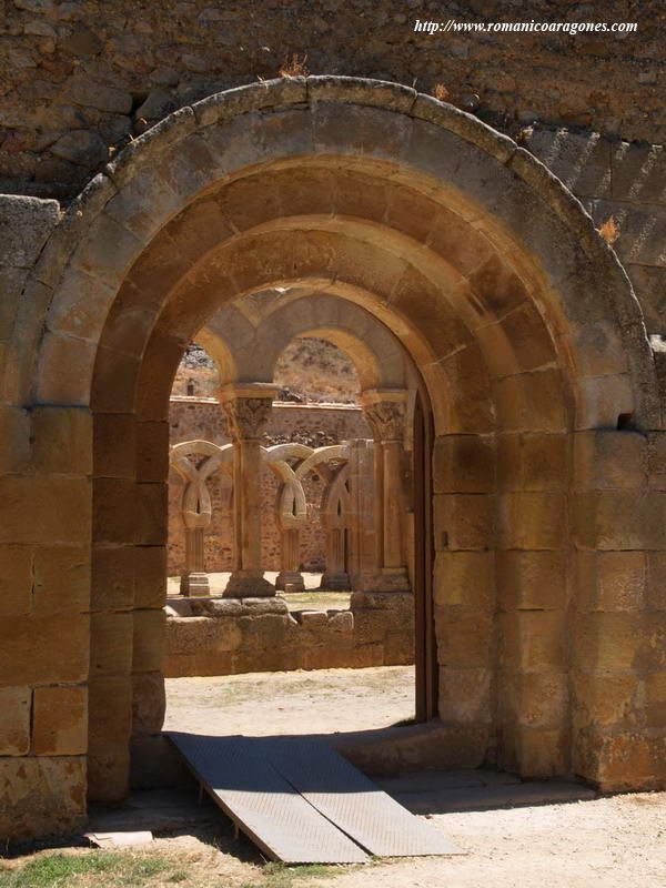 PUERTA DE ACCESO EXTERIOR AL CLAUSTRO